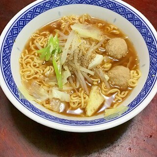 肉団子とモヤシとキャベツの旭川醤油ラーメン。